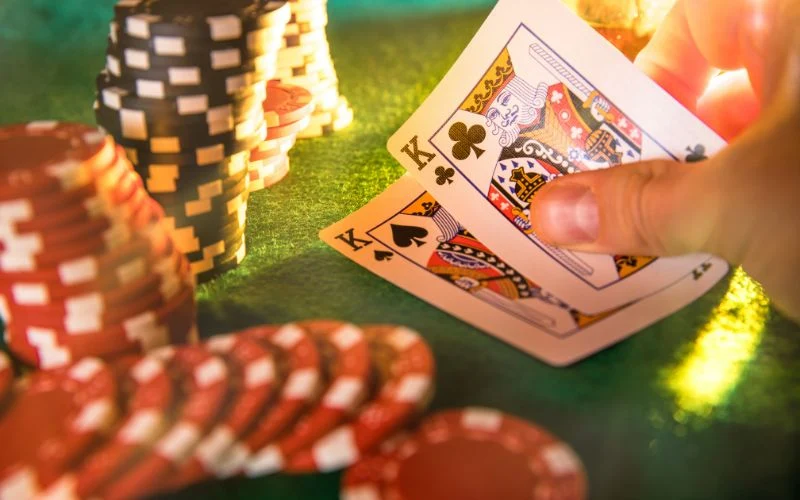 Poker là một trò chơi casino kinh điển và hấp dẫn được chơi khắp nơi trên thế giới